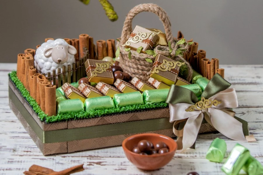 contoh ide hampers lebaran murah berisi cokelat dengan hiasan nuansa hijau