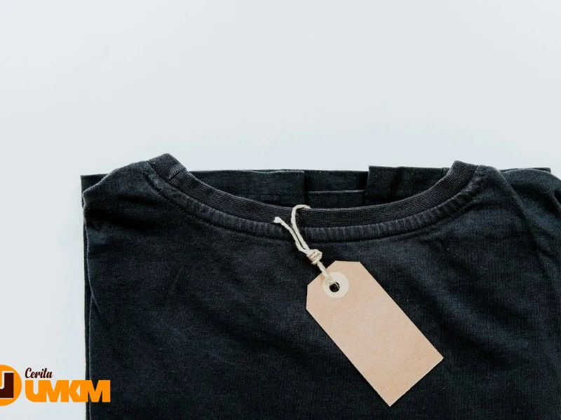 nama brand baju - kaus berwarna hitam dengan tag